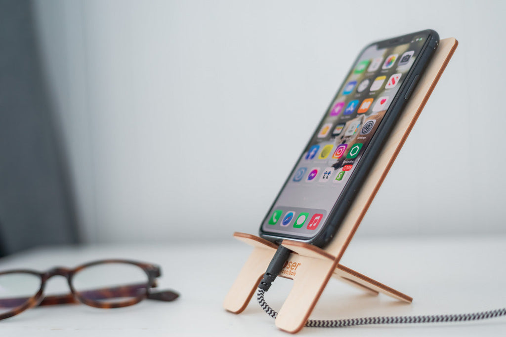 Support en bois pour cellulaire le “D-Poser” product image 1