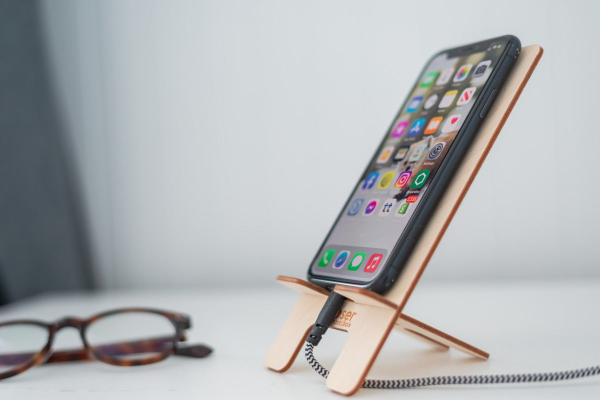 Support en bois pour cellulaire le “D-Poser” product image 1