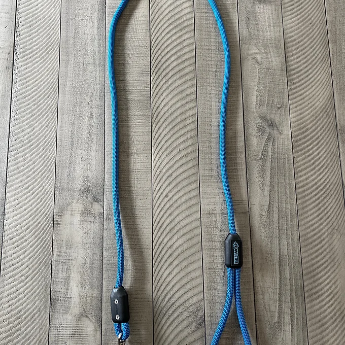 Howlster rope dog leash at full length showing the 5 ft climbing rope